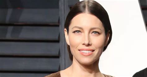 Jessica Biel shocks as she strips naked and murders a stranger。